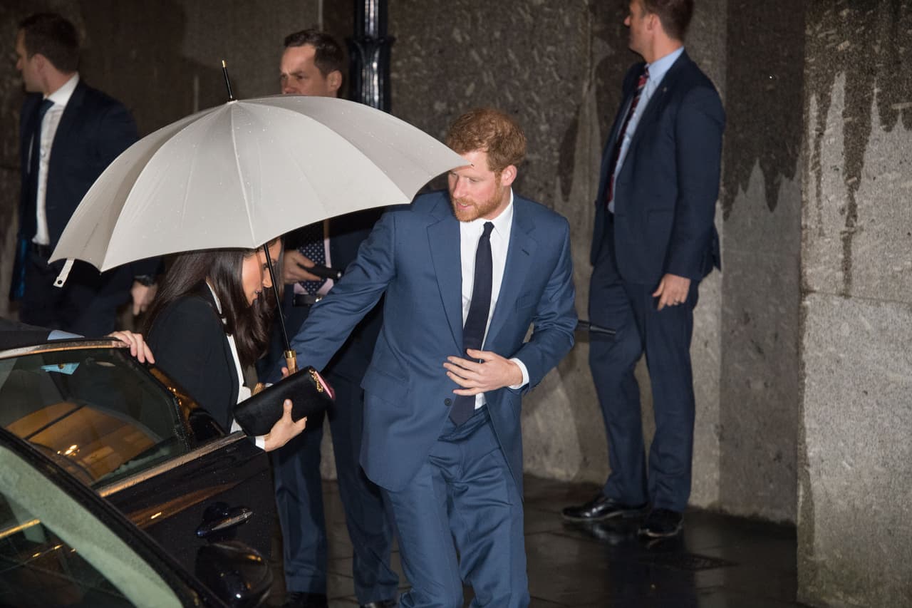 En medio de una leve llovizna, el príncipe Harry y la actriz Meghan Markle asistieron este jueves a la ceremonia anual de los 'Endeavour Fund Awards', celebrada en Londres. La cita marcó el debut de la pareja de recién comprometidos en una velada formal.