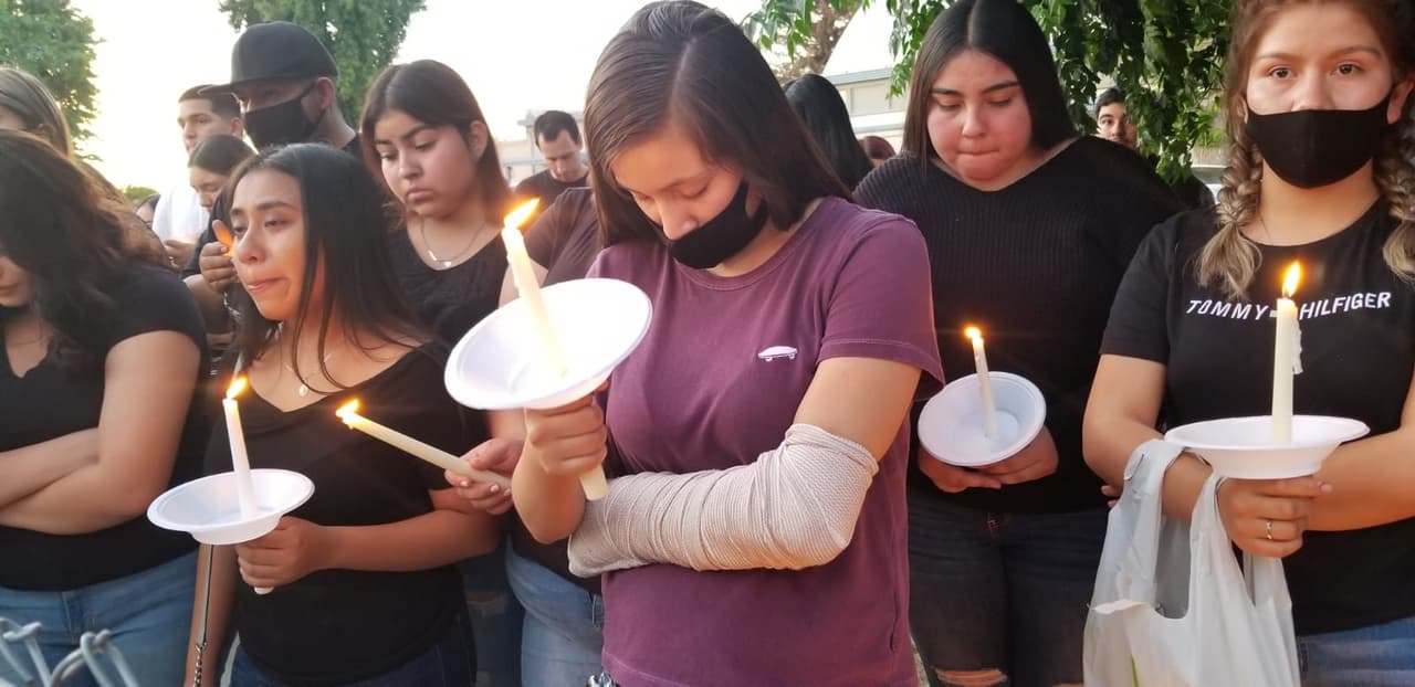 Realizan vigilia en honor a víctimas de tiroteo ocurrido en Fowler