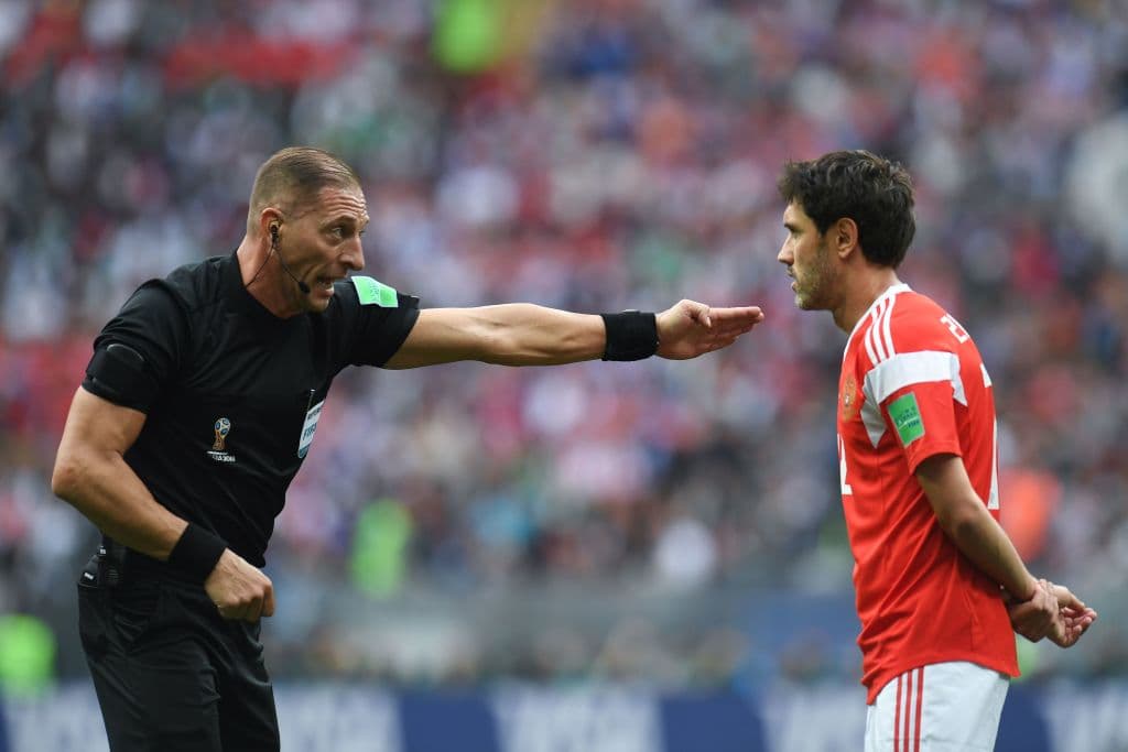 Una de las cualidades, elogian expertos, que tiene Pitana es la facilidad para hacer valer su autoridad en el terreno de juego. Aquí se le ve disciplinando a un futbolista de Rusia.