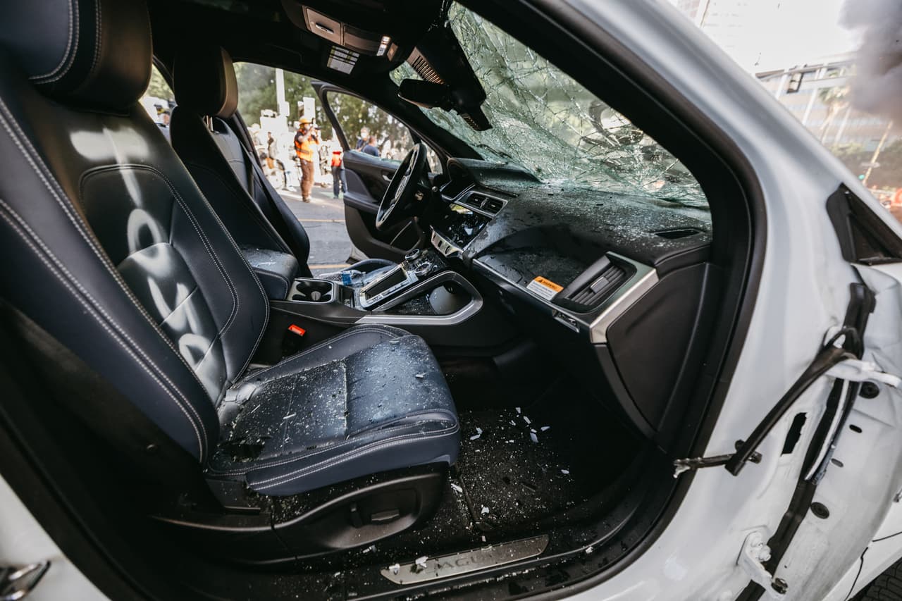 El precio de cada uno de estos vehículos se estima en
<b> $100,000</b>, según 
<i><a href="https://www.nytimes.com/2024/09/04/technology/waymo-expansion-alphabet.html" target="_blank">un reporte de The New York Times. </a></i>
<a href="https://www.nytimes.com/2024/09/04/technology/waymo-expansion-alphabet.html" target="_blank"> </a>