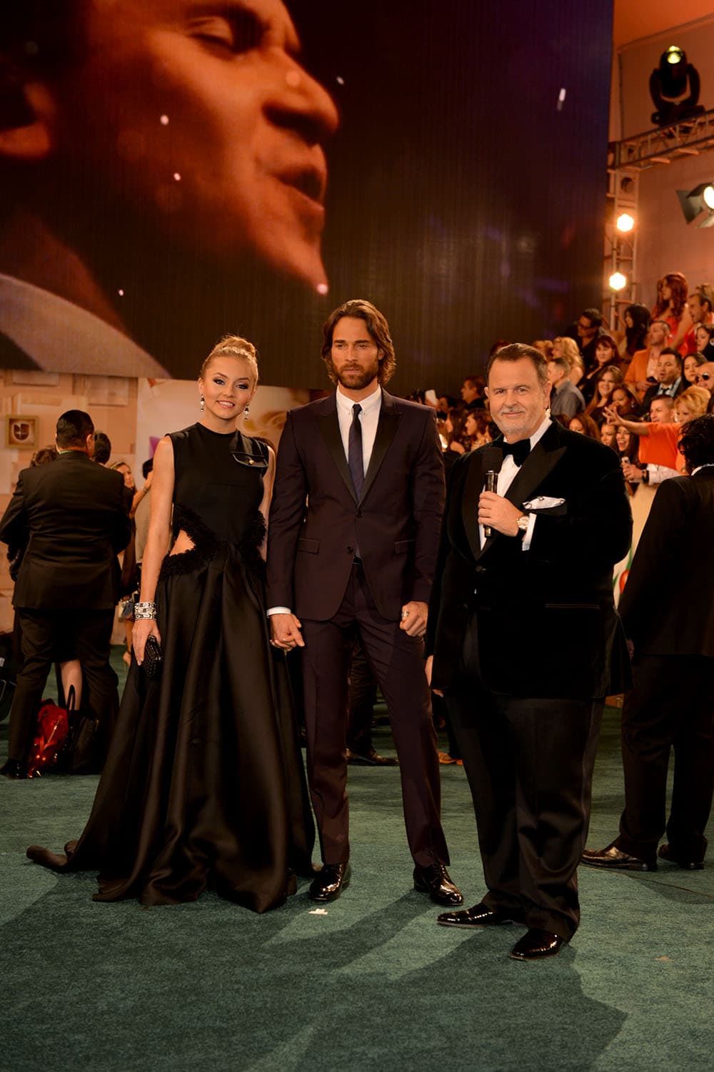 El día del show llegaron súper bien coordinados en sus vestuarios para la alfombra. Raúl de Molina los recibió presentándolos como la pareja del año, y dispuesto a indagar todos los detalles sobre su relación.