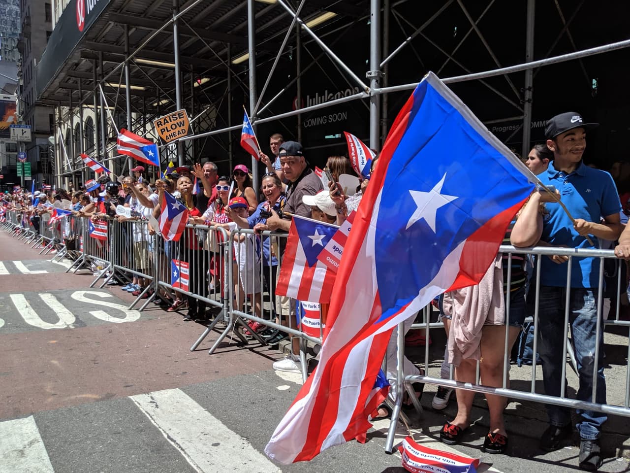 Puertorriqueño atienden el National Puerto Rican Day Parade sobre la 5ta avenida en Manhattan el 9 de junio de 2019.