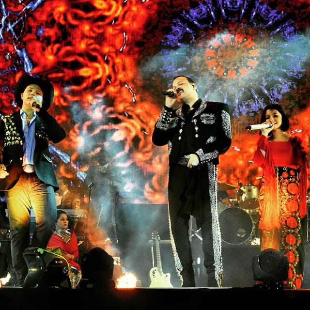 Así como Antonio Aguilar y Flor Silvestre apoyaron la carrera musical de su hijo Pepe Aguilar, este último ha hecho lo mismo con sus hijos Angela y Leonardo.