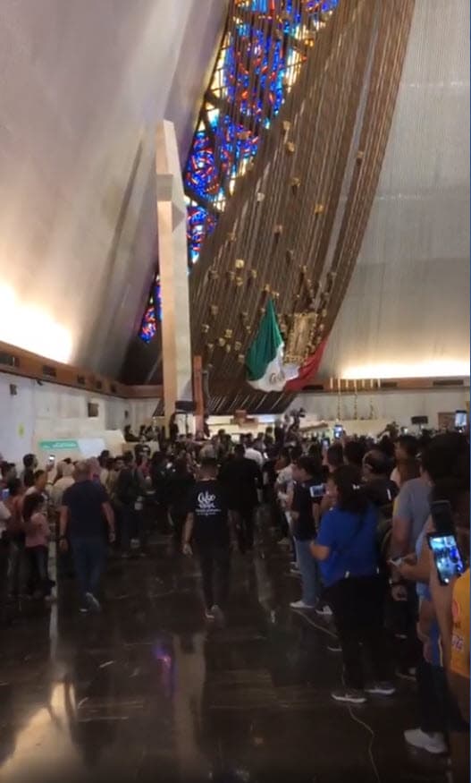 Tras terminar la misa oficiada por el padre Juanjo Martínez, el féretro fue cerrado y llevado al pequeño escenario que montó La Tuna Group, sello discográfico al que perteneció Celso, a las afueras de la Basílica.
<br>