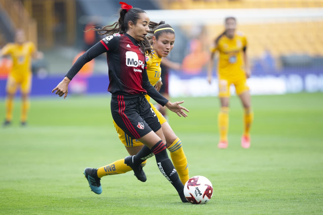 Con goles de Belén Cruz y Miah Zuazua, 'las Felinas' ganan 2-0 al Atlas y llegan a 10 puntos. El equipo femenil de Tigres sigue en ascenso en la Liga MX Femenil.