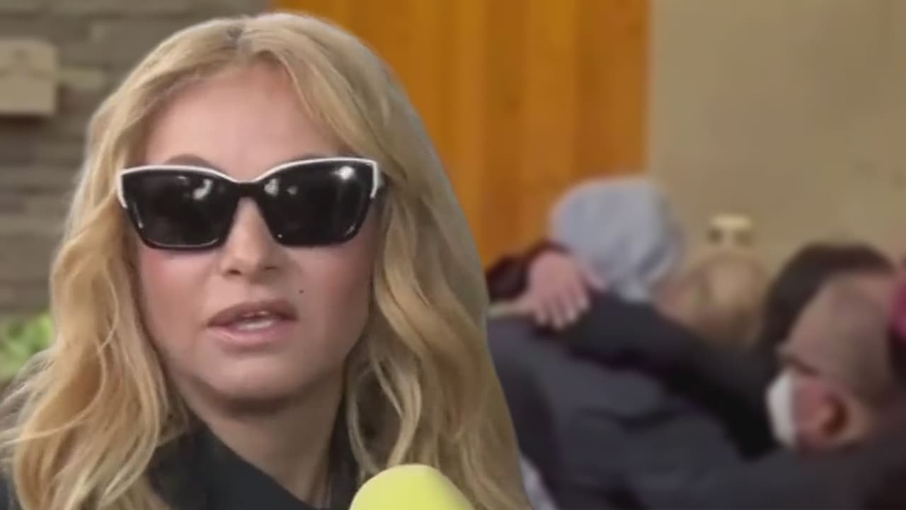 El pasado 14 de julio, 
<b><a href="https://www.univision.com/famosos/de-que-murio-susana-dosamantes-ultima-voluntad" target="_blank">'La Chica Dorada' cumplió la última voluntad de su querida madre</a></b> al llevar sus cenizas desde Miami, en donde murió, a la Ciudad de México.
<br>