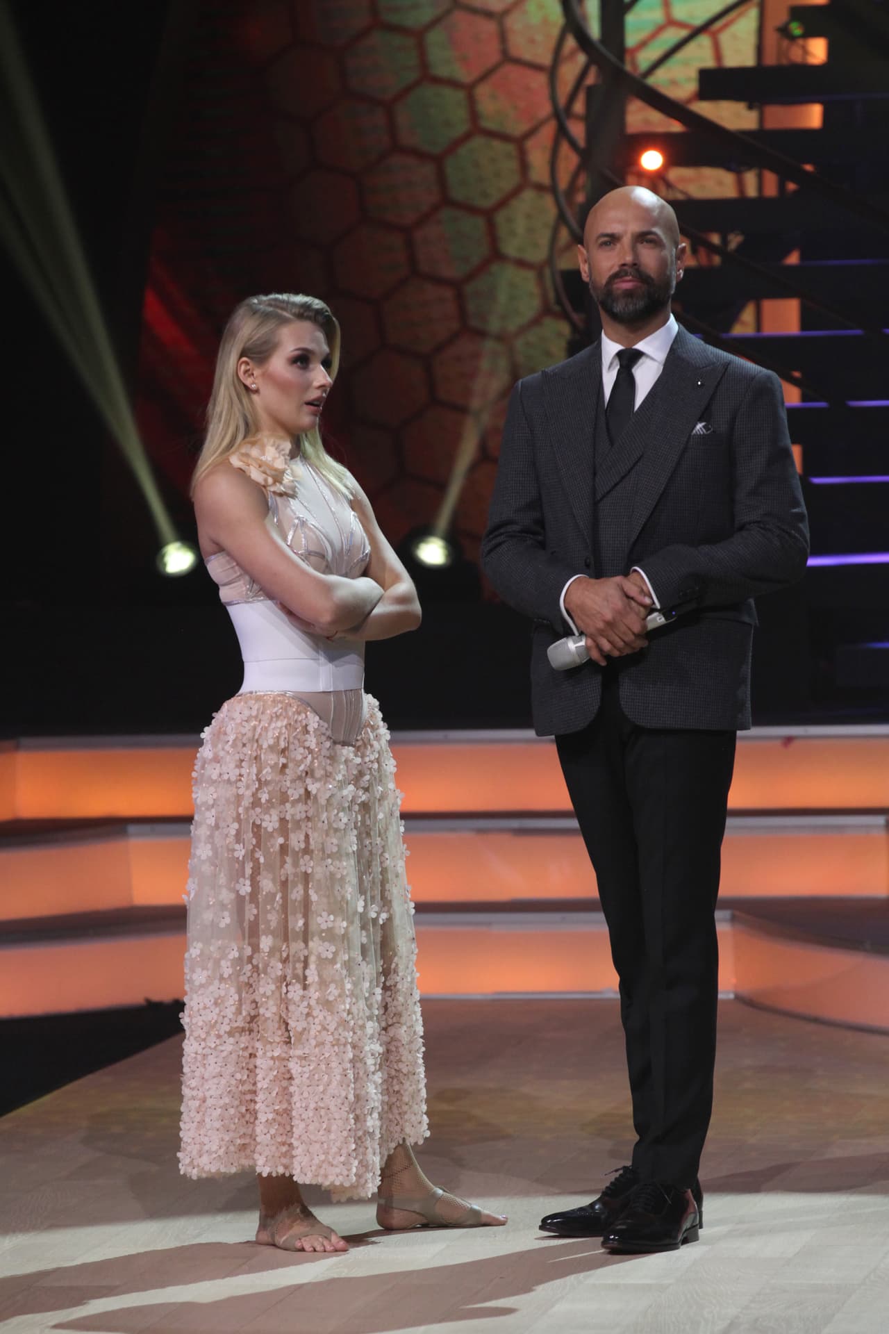 Pero el drama y los enfrentamientos apenas comenzaban. Irina Baeva salió a la pista de baile con una faja puesta, para ver un video con el parte médico tras su lesión.
<b><a href="https://www.univision.com/shows/mira-quien-baila/el-medico-de-irina-baeva-no-ve-impedimentos-para-que-baile-video"> "No hay lesión que te impida bailar", le dijo el profesional</a></b>, lo que desató la furia de la actriz rusa, quien lo refutó y también intercambió algunas palabras duras con Javier Poza.