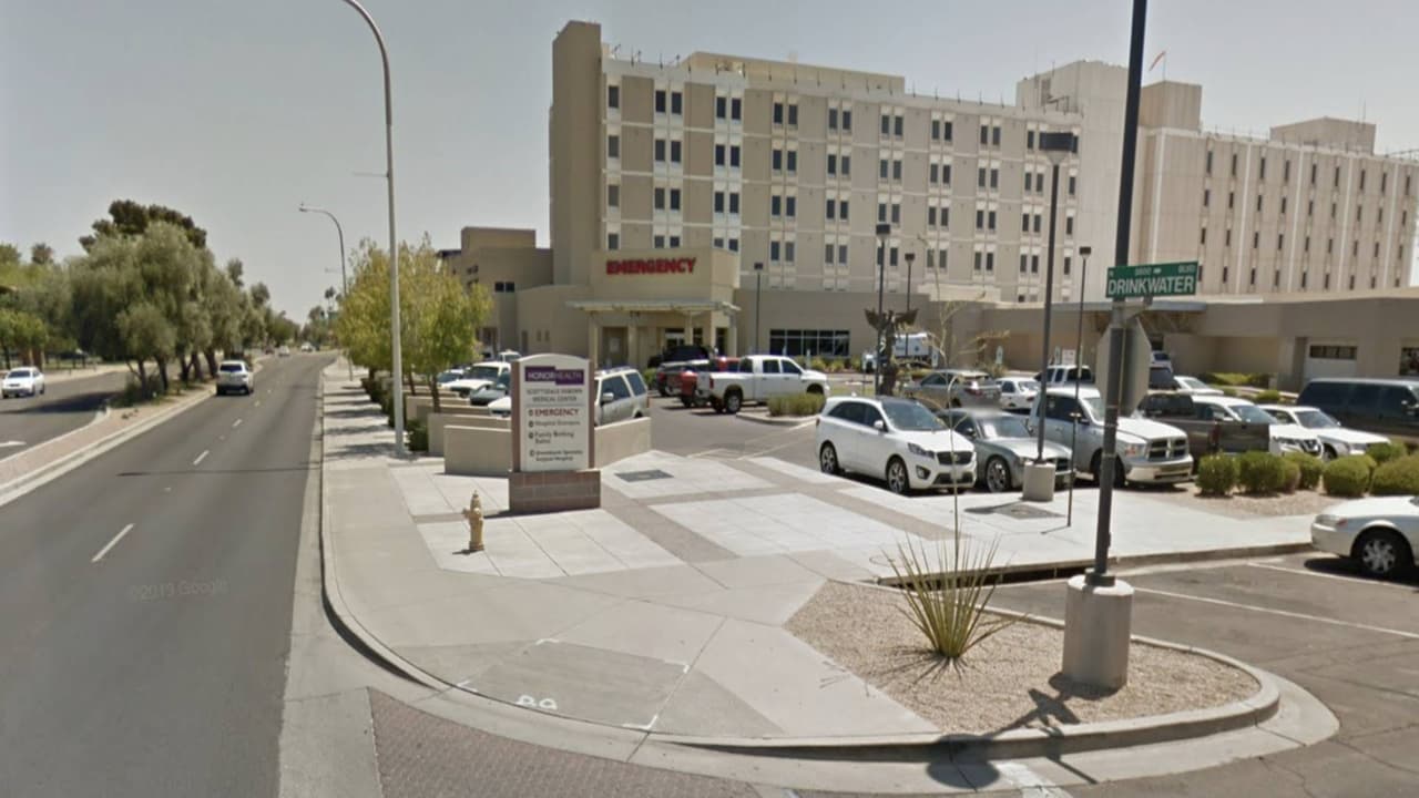 Policía de Scottsdale identifica al hombre de 27 años que llevó un rifle y un cuchillo a un hospital local