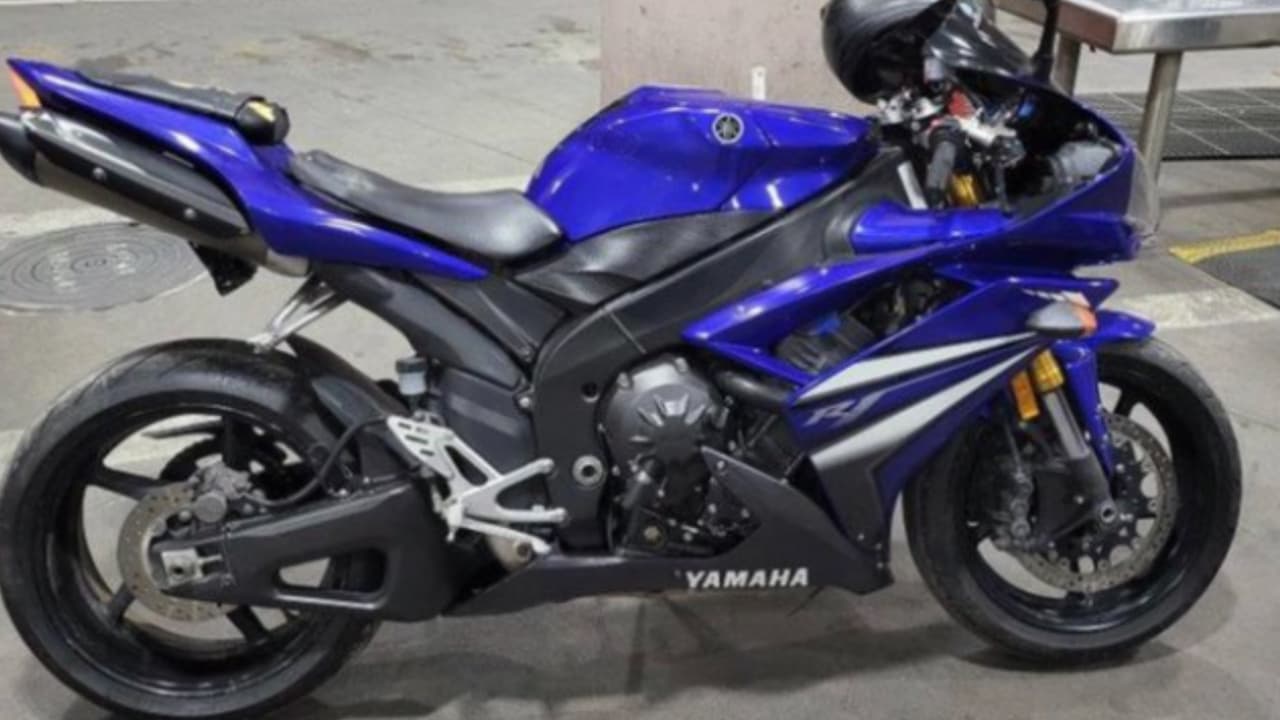 Los oficiales descubrieron aprox. 28,400 pastillas de fentanilo en el colector de admisión de una moto, el pasado 2 de abril.