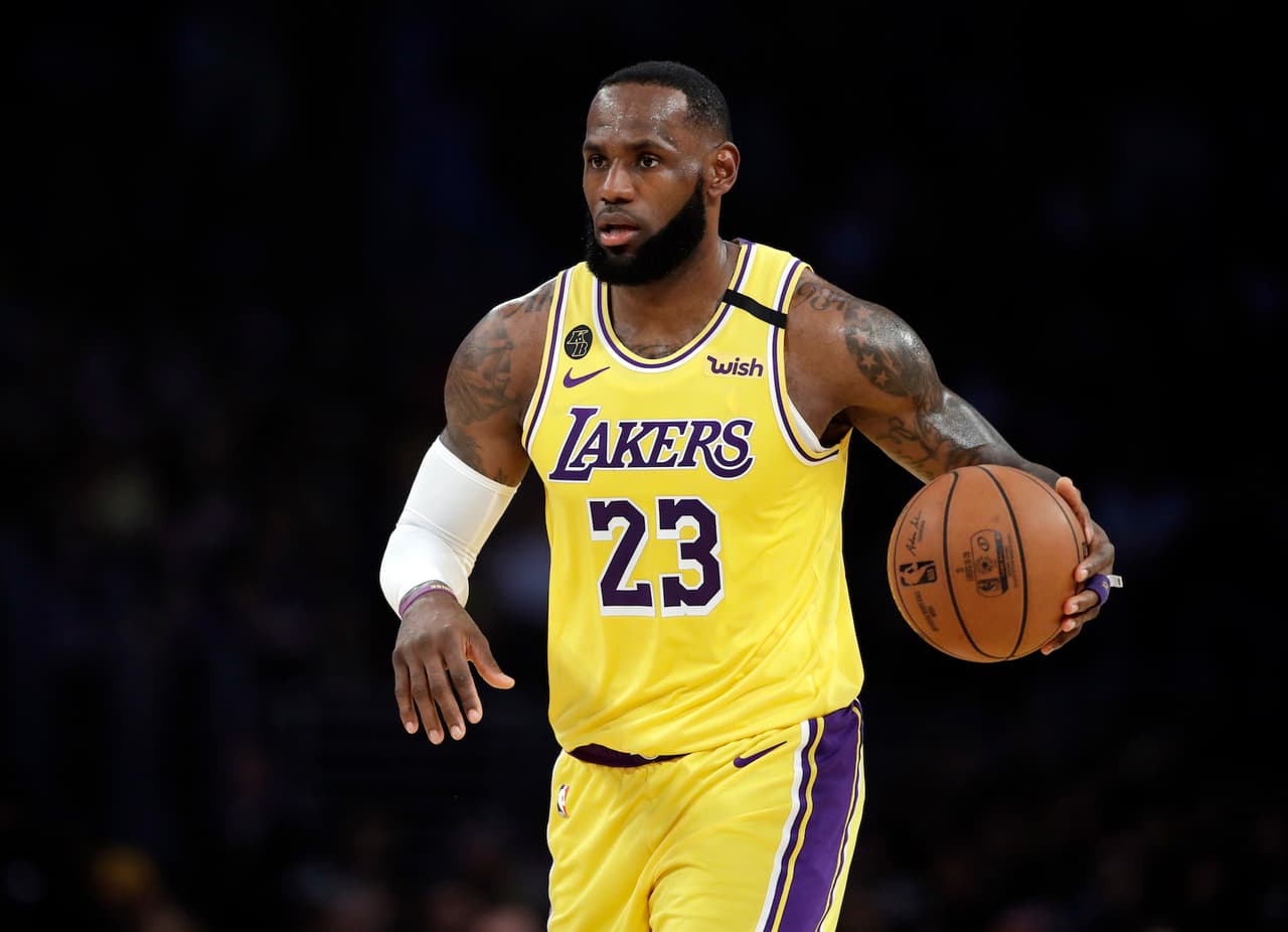 Venden tarjeta de LeBron James por casi 2 MDD