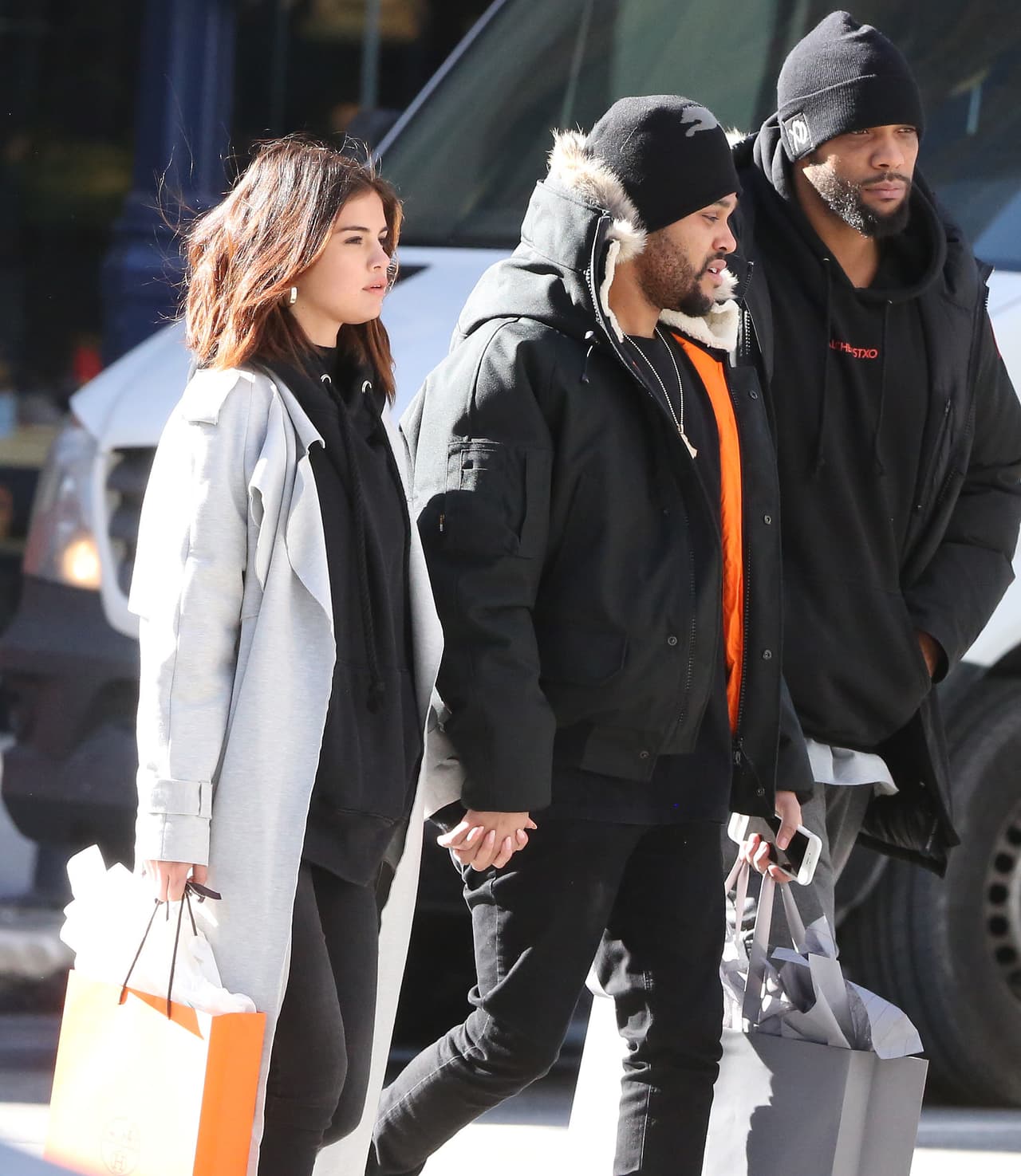 Selena Gomez y The Weeknd no ocultaron su amor mientras paseaban tomados de la mano en un romántico día de shopping en Toronto, Canadá.
