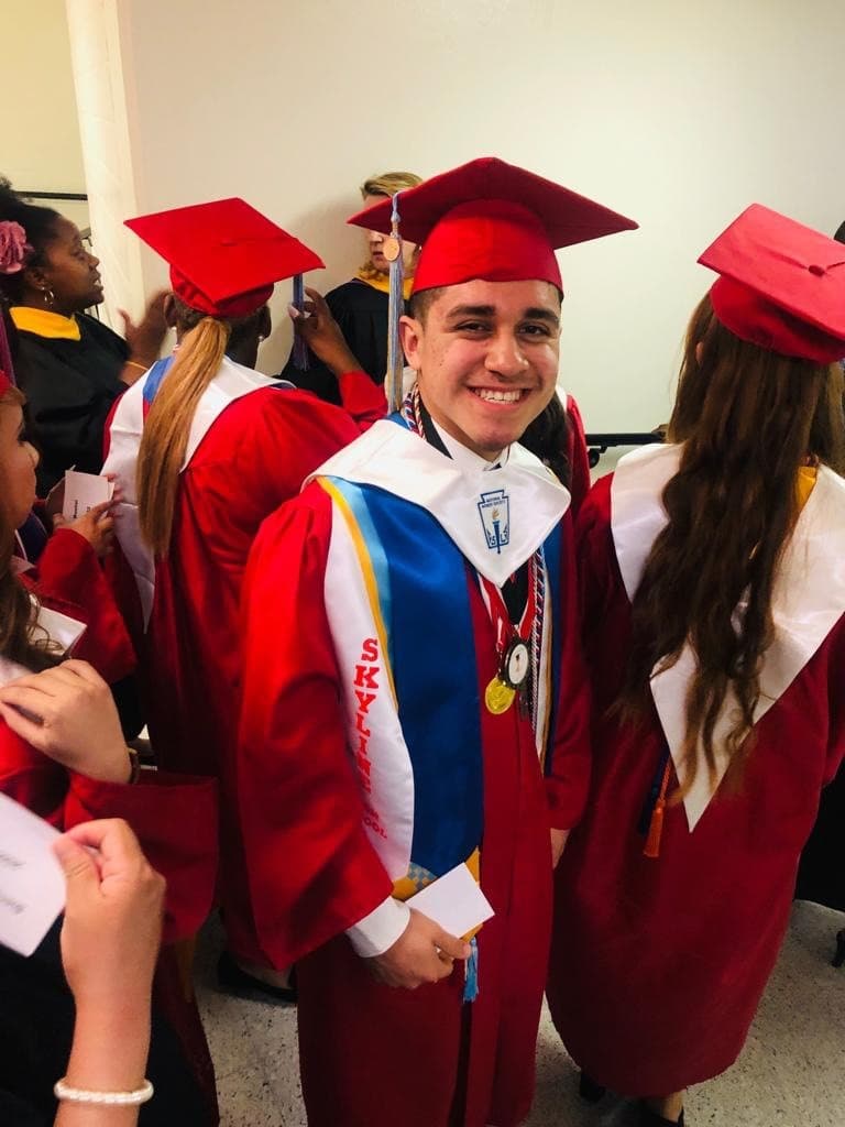 La beca Gates es una beca selectiva para estudiantes excepcionales. El costo universitario es pagado en completo por la beca.