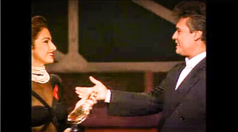 Gloria Estefan recibió el Premio a la Excelencia, el más distinguido galardón que reconoce la trayectoria de un artista destacado. Juan Gabriel, ganador el año anterior, subió al escenario para darle un abrazo.