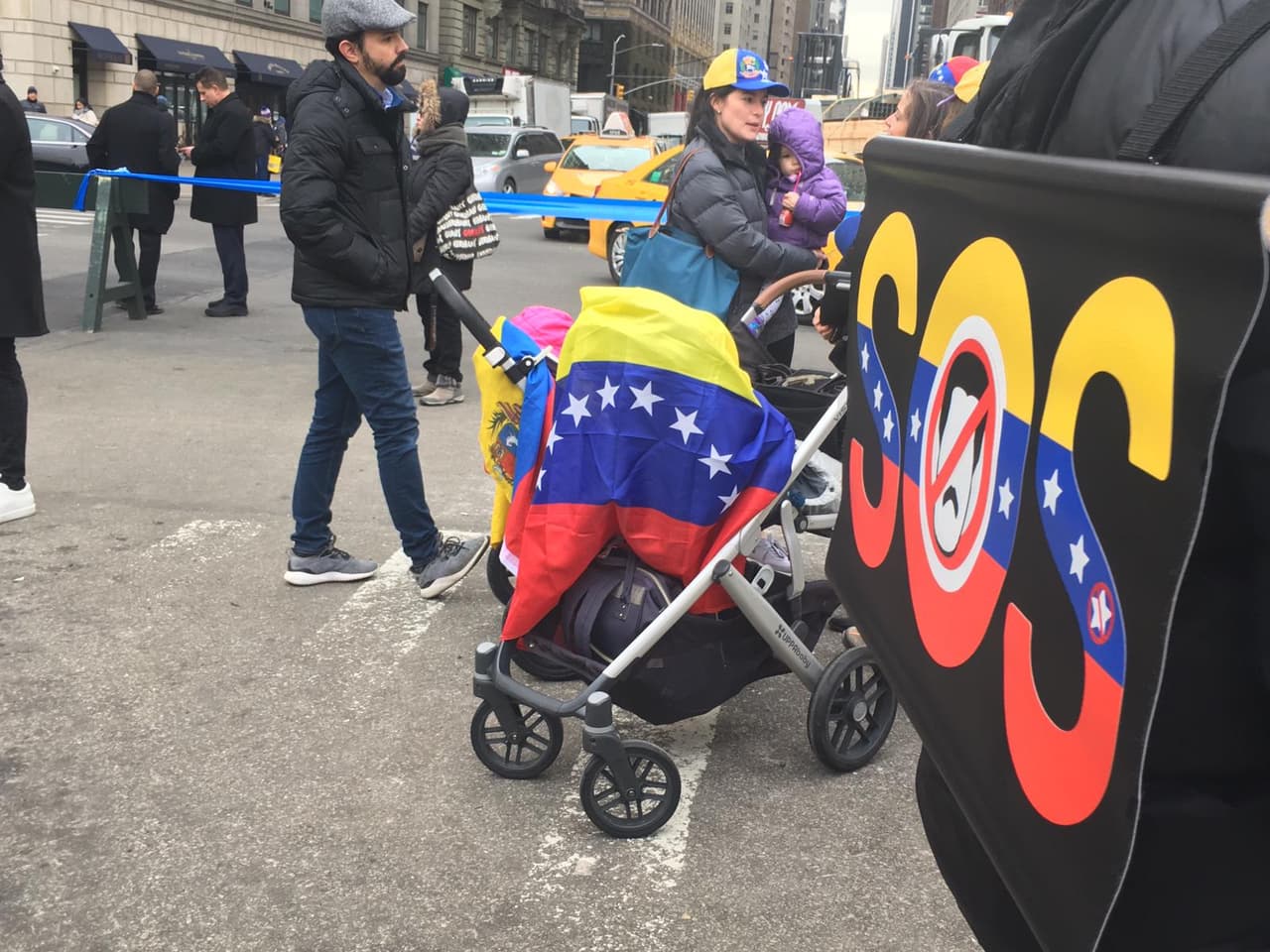 Varios venezolanos de Nueva York se reuineron en el Parque Central para protestar contra Maduro.