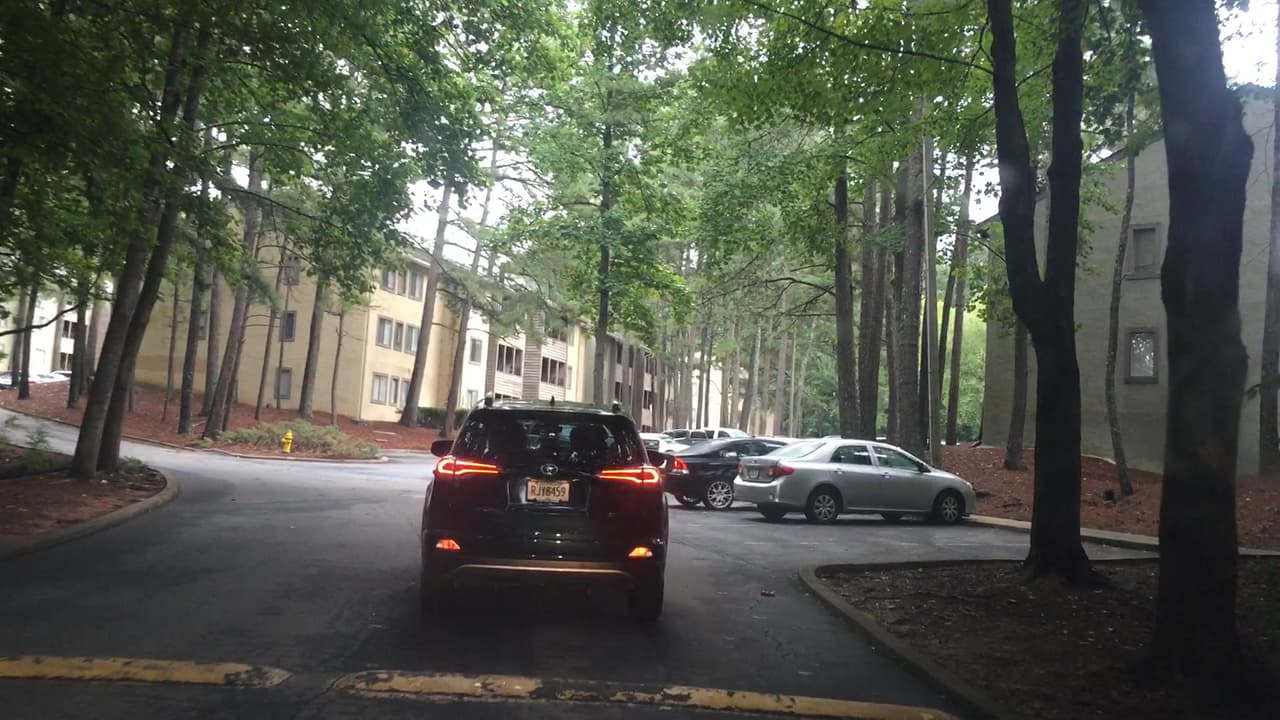 Las comunidades inmigrantes de Georgia vivieron entre los rumores y el miedo el inicio de lo que según el gobierno federal serán varios días de operativos para poner bajo custodia y deportar a indocumentados. En horas de la tarde de este domingo, tanto grupos activistas como Inmigración no habían confirmado detenciones en la región. Al norte de Atlanta, más de 70 personas se reunieron desde muy temprano en la sede de la organización Alianza Latina de Georgia por los Derechos Humanos (GLAHR), desde donde se formaron una decena de grupos que salieron a verificar si agentes del Servicio de Inmigración y Control de Aduanas de los Estados Unidos (ICE) estaban en los vecindarios arrestando a personas.