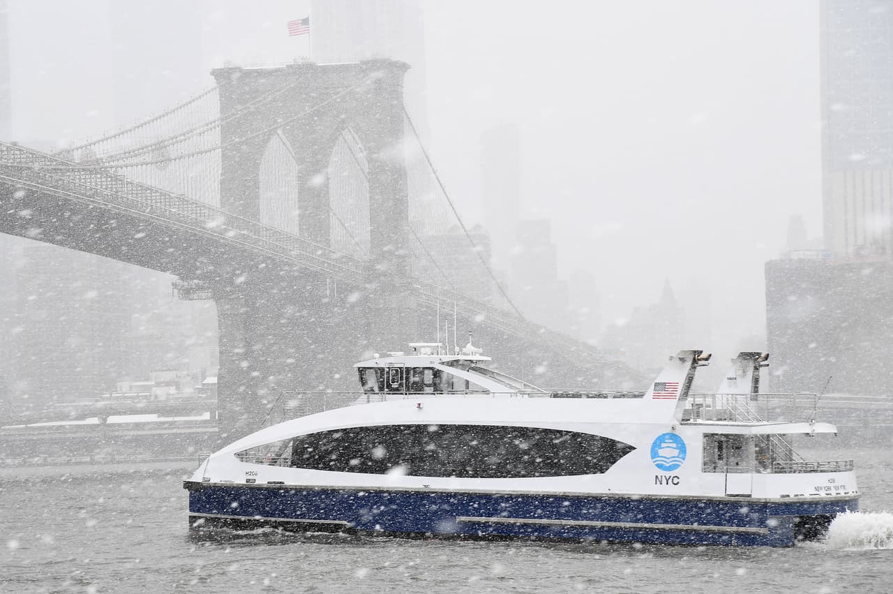 Un ferry de la ciudad pasa por debajo del puente durante una tormenta de nieve, en marzo de 2018.