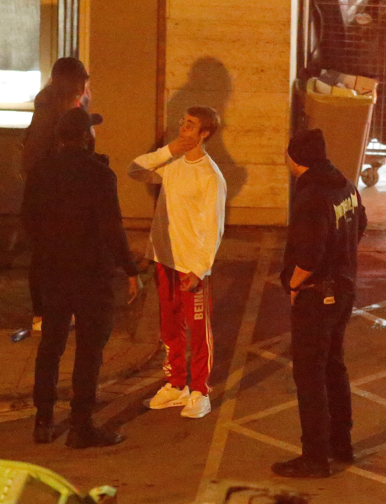 Aquí lo vemos discutiendo con el personal.