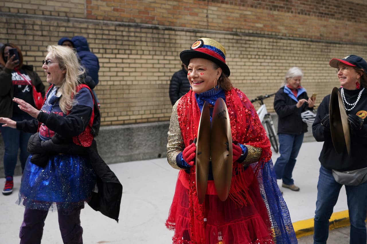 Cuando se acercaba el momento del desfile, muchos comenzaron a bailar y tocar instrumentos.