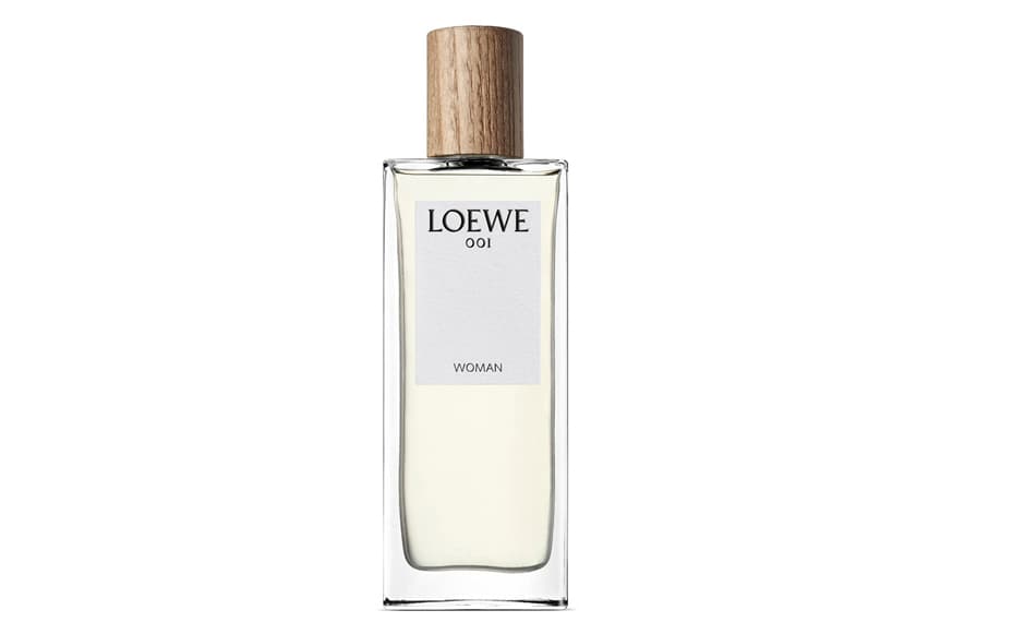 1. 001 FOR HER, Loewe,
<a href="http://www.barneys.com/product/loewe-001-woman-eau-de-parfum-50ml-504795814.html">BARNEYS</a>, $90 dólares | El director creativo J. W. Anderson se involucró en la creación de esta nueva fragancia de la marca española Loewe. Hay una versión masculina y otra femenina, las cuales tienen en común la mitad de sus notas. La nariz a cargo de esta creación fue Emilio Valeros, quien eligió bergamota, mandarina, sándalo indio, jazmín y vainilla entre sus notas. Te recomiendo que lo huelas sobre tu piel, es un aroma delicioso y sofisticado.
<br>