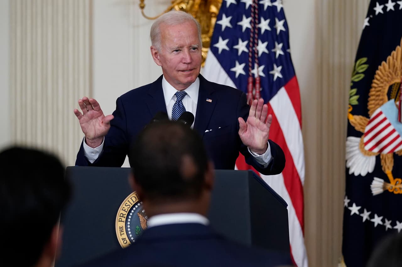 Biden firma la ambiciosa (aunque más limitada) ley de cambio climático, salud e impuestos