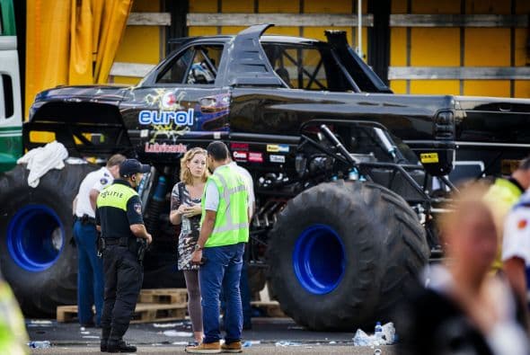 'Monster truck' pierde el control y se va contra el público; fallecieron tres personas