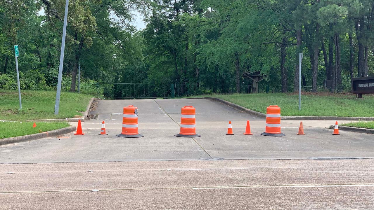 La orden de cerrar los parques públicos se dio el jueves 9 de abril para evitar que las personas se reúnan en grupo y así contener la pandemia del coronavirus.