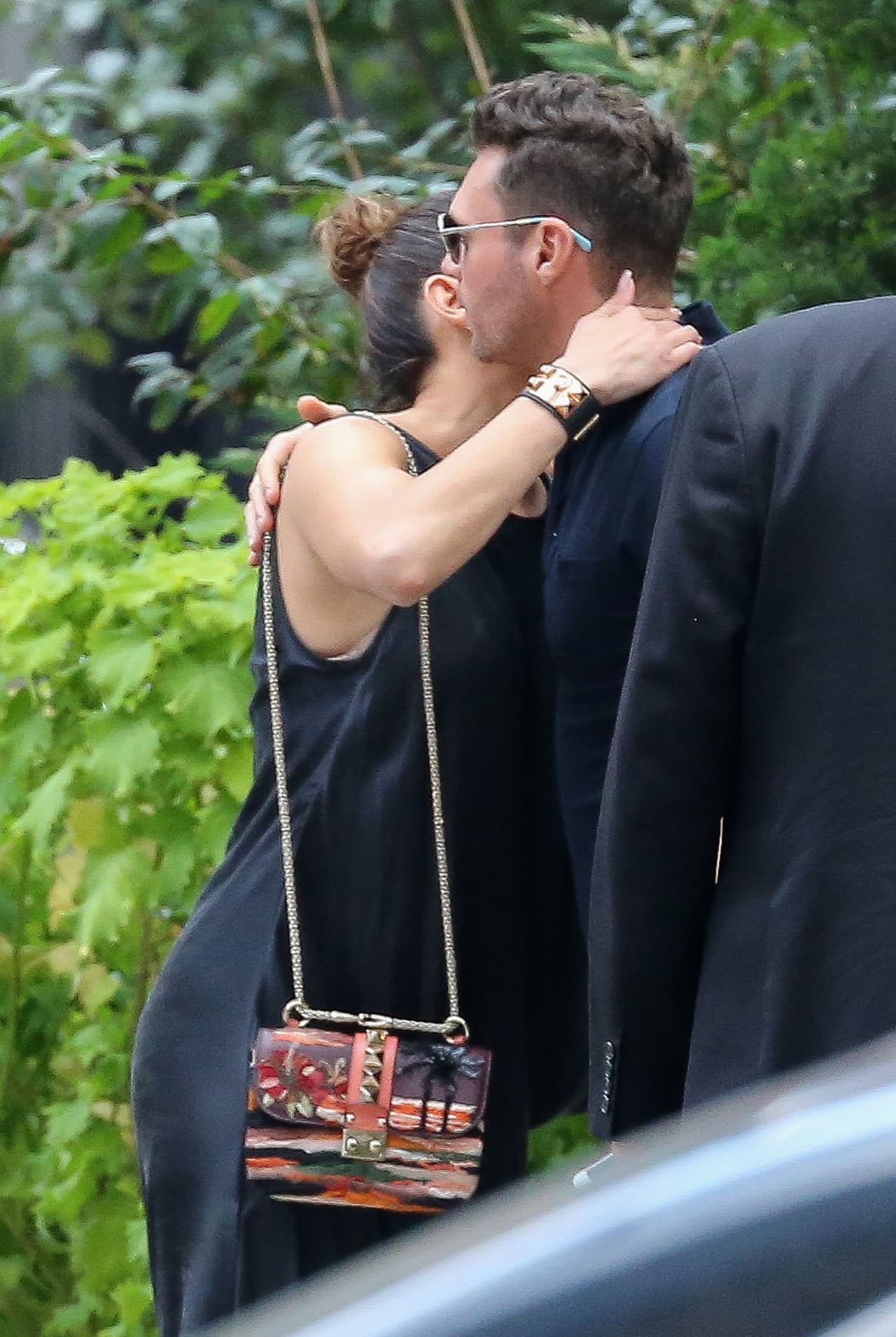 Tras su 'lunch date', se despidieron con beso y abrazo cariñoso.