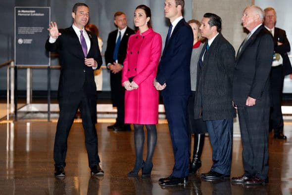 Guillermo de Gran Bretaña se enfundó en un traje azulado que acompañó con una corbata con puntos rojos y zapatos perfectamente boleados.