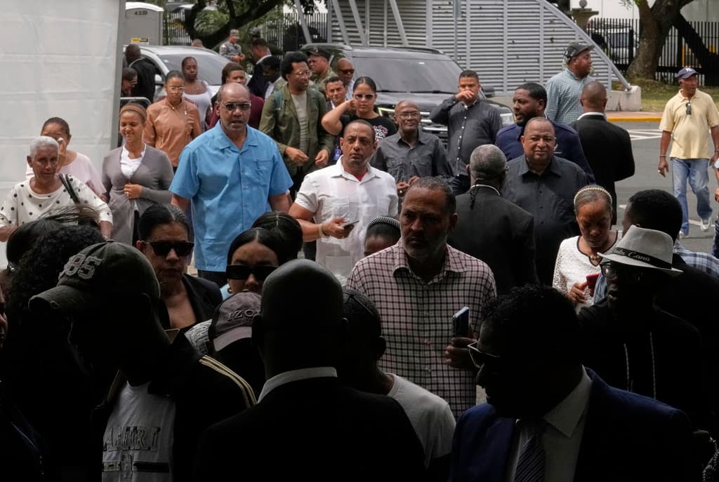 Muchos seguidores permanecieron en las afueras del recinto, algunos entre lágrimas, intentando conseguir un último vistazo de su artista preferido.