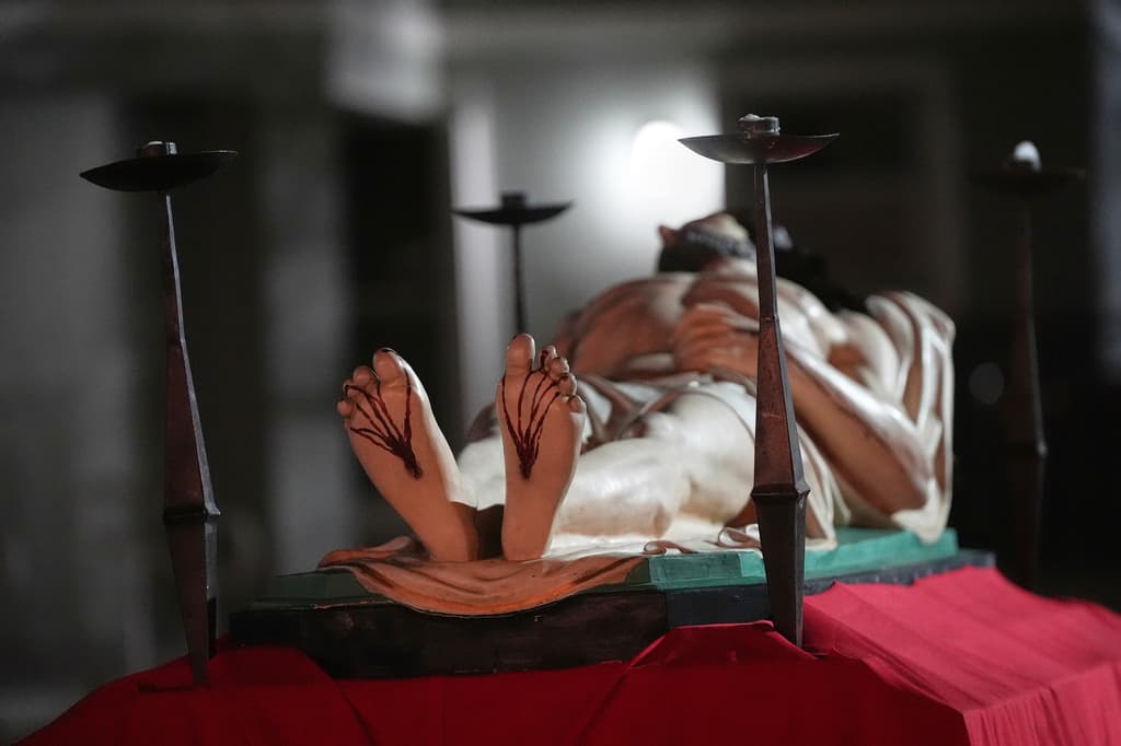 Al referirse a las prácticas católicas del Viernes Santo, 
<b>John Baldovin, reverendo y profesor de teología</b> histórica y litúrgica en 
<a href="https://www.bc.edu/" target="_blank">Boston College</a>, explicó a AP, que 
<b>“los días más solemnes</b> (como es el caso) tienden a 
<b>conservar las ceremonias más antiguas</b>”.