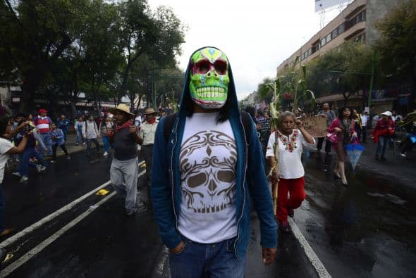 En otras marchas, han atacado a policías que han resultado con heridas graves.