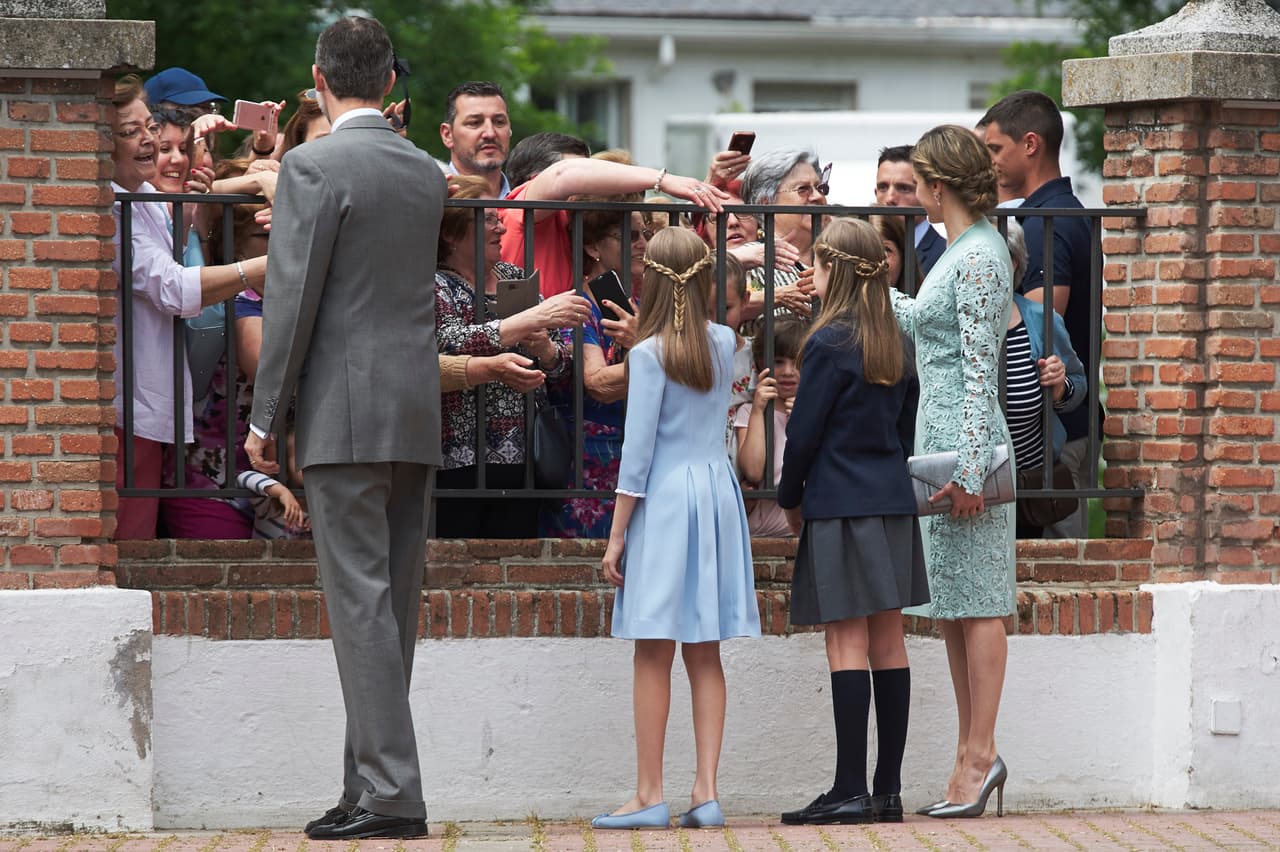 Según las normas del colegio, los reyes debían ser uno más entre los demás papás que estaban ahí para celebrar la primera comunión de sus hijas.
<br>