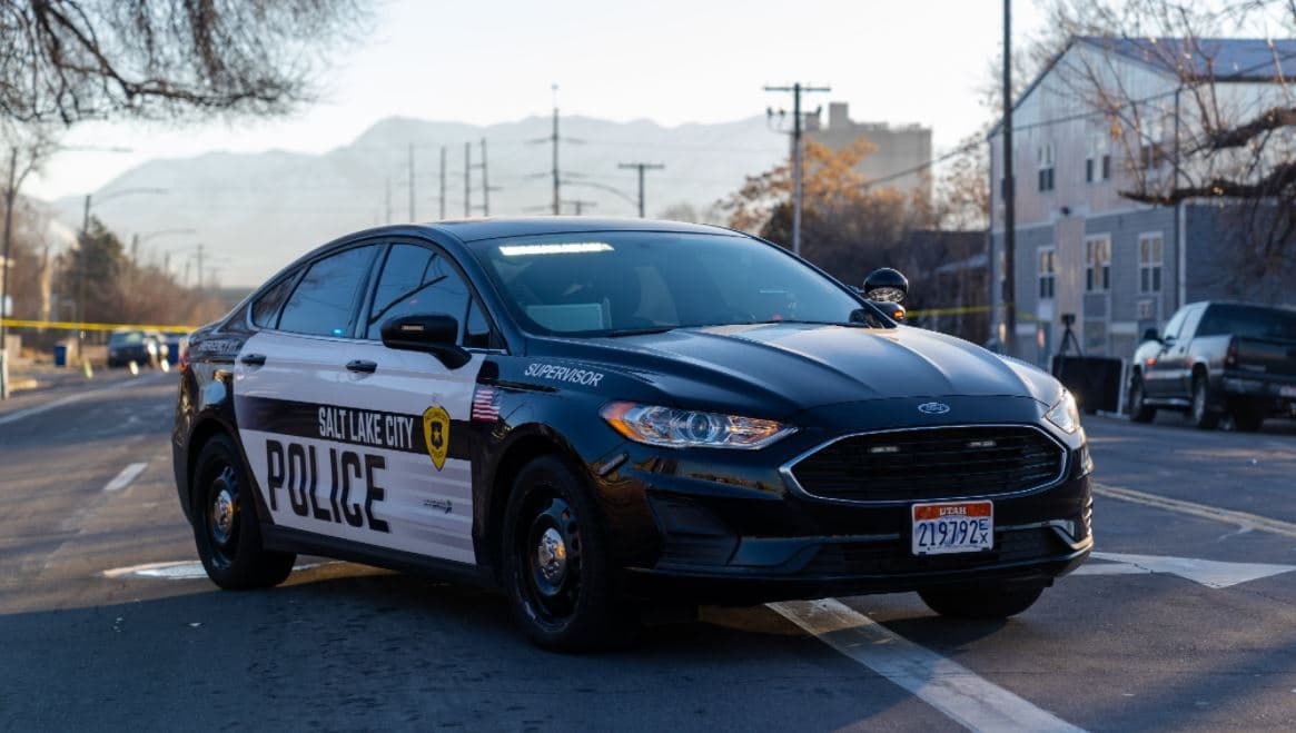 Lo detiene la policía por una infracción de tránsito, se roba la patrulla y escapa del lugar