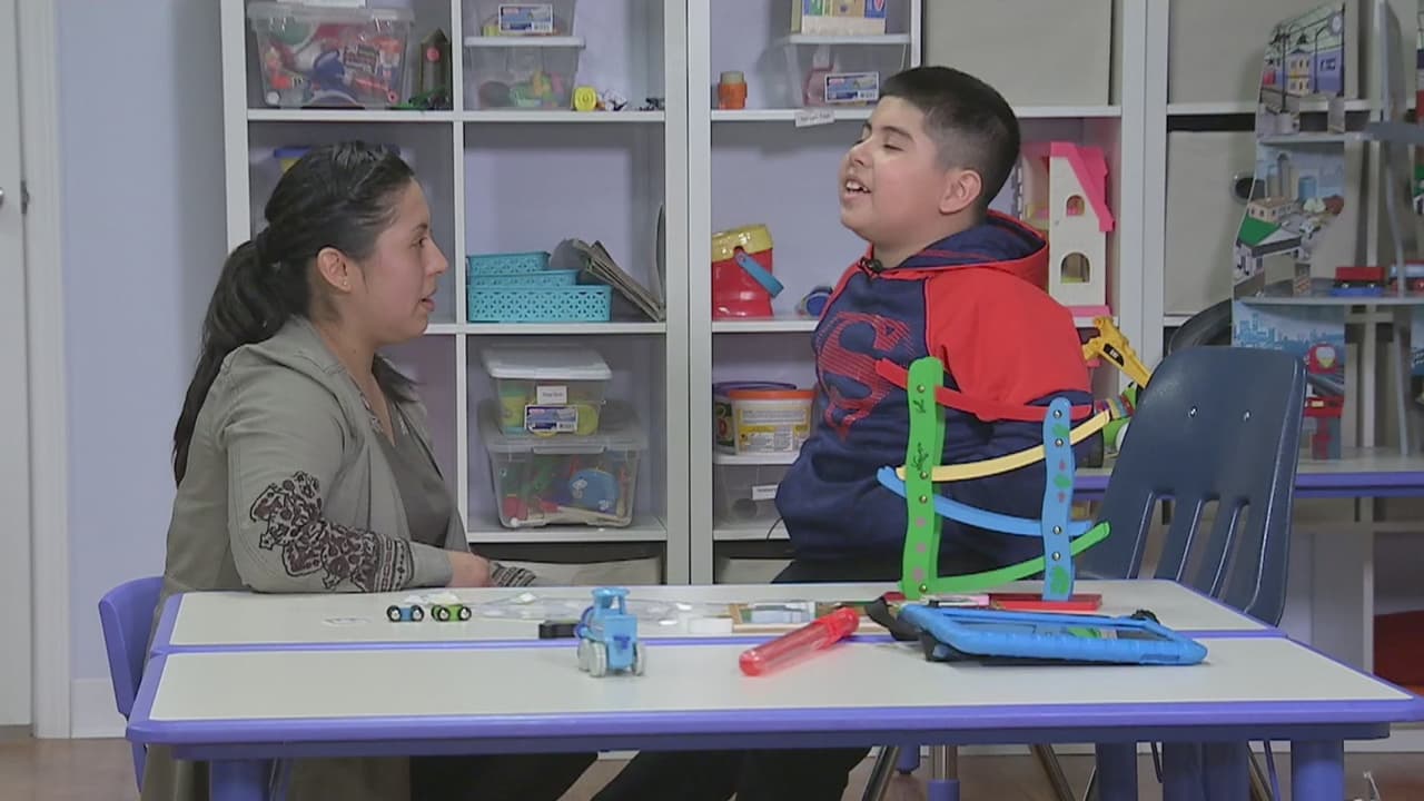 Tras su experiencia como mamá de un niño con autismo, una inmigrante mexicana se capacitó como terapeuta 