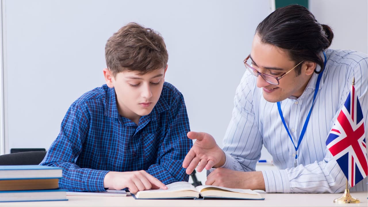 <h3 class="cms-H3-H3">Un camino hacia la confianza </h3>
<br>Para muchos niños hispanos, 
<b>aprender inglés no solo significa entender las clases, sino sentirse incluidos en el recreo, levantar la mano en el salón y soñar con un futuro más amplio.</b> Estas clases gratuitas son una inversión en esa confianza y en la tranquilidad de sus padres.