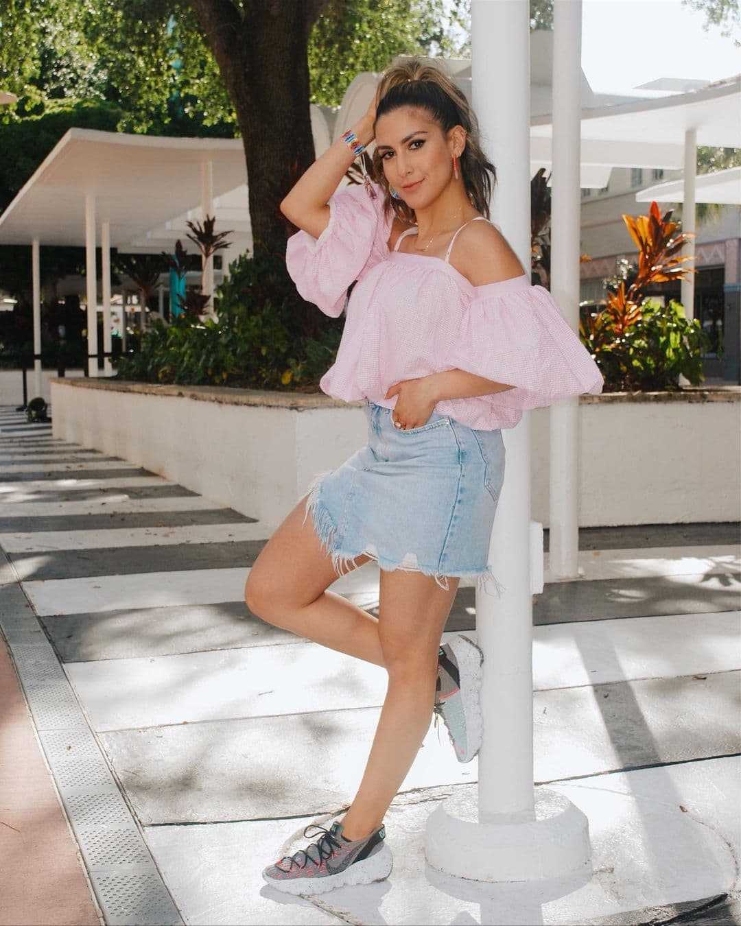 Jessica se ha caracterizado por su estilo tan versátil; ya sea con prendas elegantes o muy casuales, siempre luce increíble.