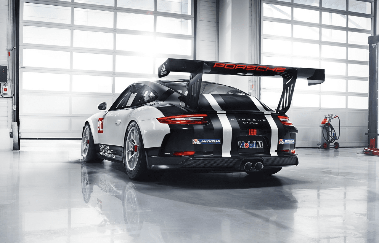 El Porsche 911 GT3 Cup 2017 mantiene el mismo spoiler trasero de 184 centímetros (6.03 pies) de su antecesor que produce extraordinarias cantidades de carga aerodinámica para mantener el vehículo bien pegado al pavimento.