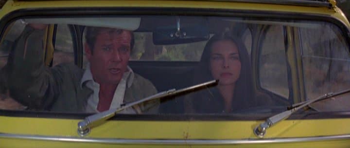 En
<b>For Your Eyes Only</b> (1981)
<b>Melina Havelock</b> interpretada por la francesa Carole Bouquet, trata de acabar a una banda de narcotraficantes armada solo con una pequeña ballesta. Para hacer las cosas más difíciles como vehículo de escape eligió un
<b>Citroen 2CV Club de 1981</b>.