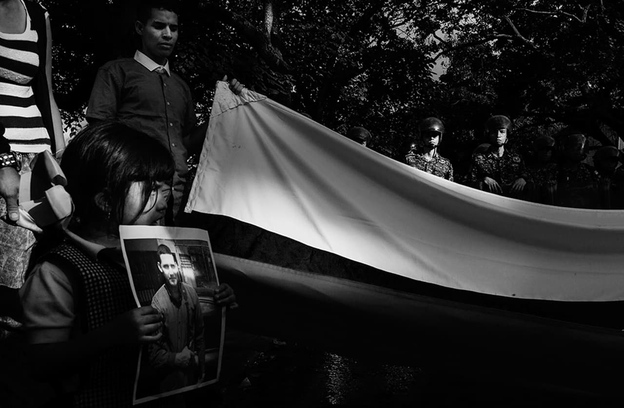 El 19 de enero de 2018, la sobrina de Abraham Agostini —uno de los compañeros de Pérez muerto en el operativo— canta el himno nacional de Venezuela frente a un cordón de la Policía Nacional a las afueras de la morgue de Bello Monte. Los cuerpos de siete integrantes del grupo Equilibrio Nacional se encontraban adentro. A los familiares no les permitieron identificar a los cuerpos hasta haber pasado tres días de su muerte.