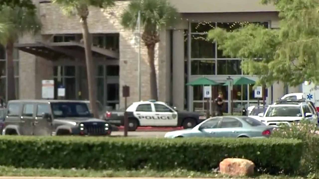 El sospechoso ha sido descrito como un hombre joven y de acuerdo con las autoridades podría enfrentar cargos por amenazas terroristas.