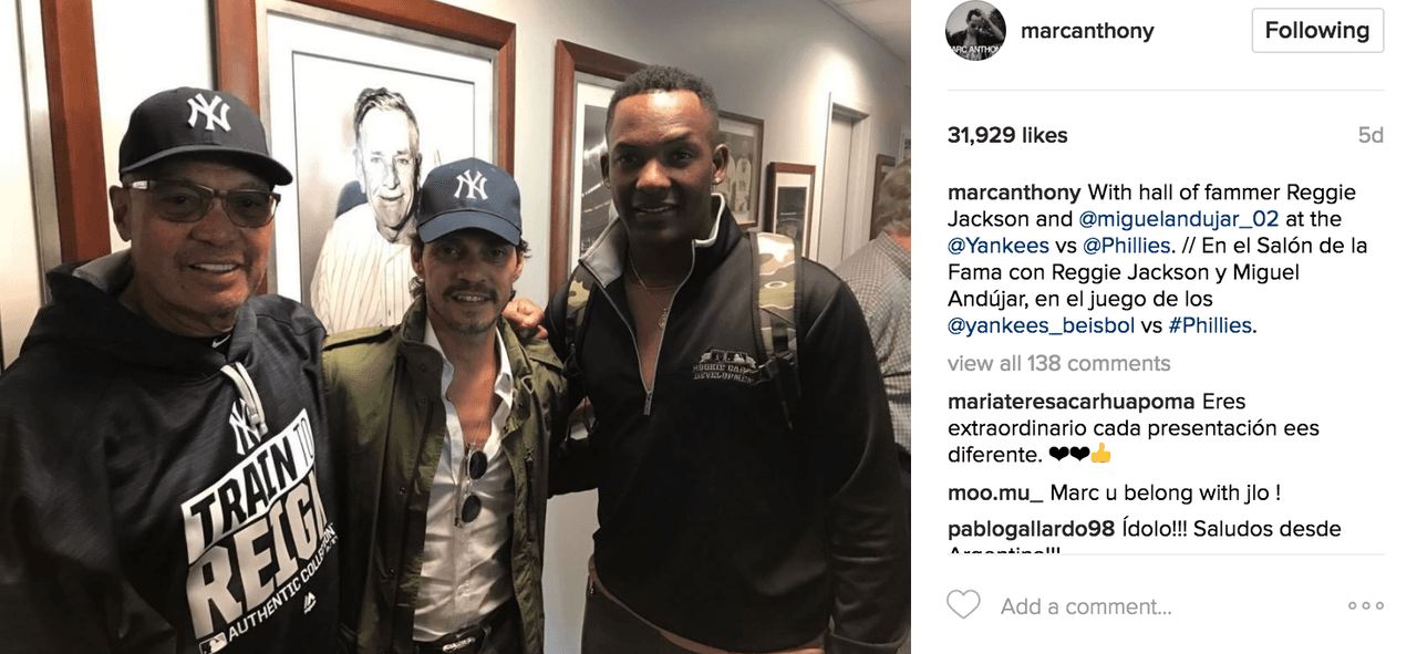 Marc Anthony junto a Reggie Jackson y Miguel Andújar, luciendo el cantante una gorra del equipo para el cual todavía trabaja el nuevo novio de Jennifer López, el extercera base Álex Rodríguez.