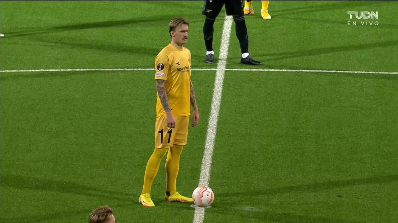 Arranca el partido y la pelota está en juego.