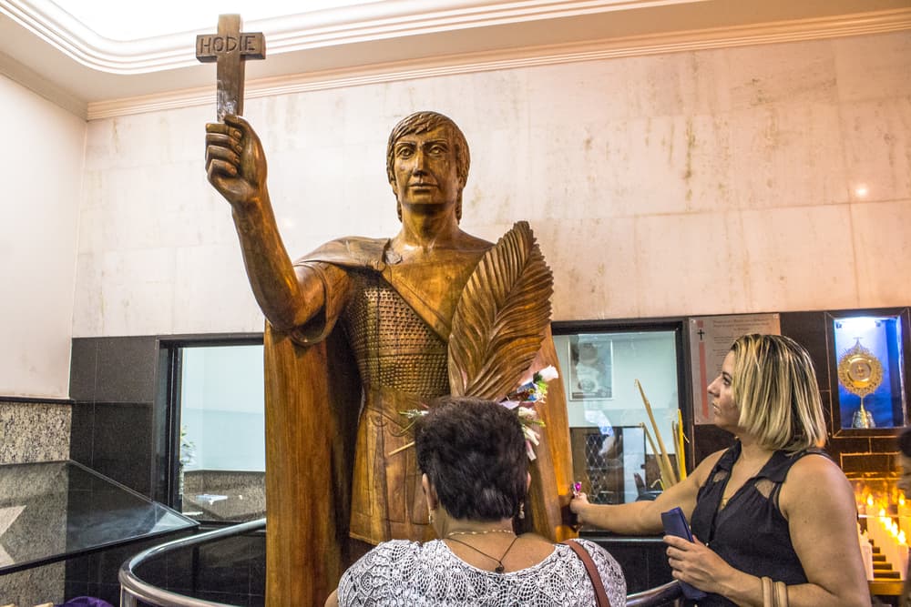 Esto también puede aplicarse en el amor. Con San Expedito puedes hacerle una oración para cuando empieces a sentir que tu amor se está perdiendo o desvaneciendo, o que sientes que tu lado romántico ya está perdido y simplemente no encuentras a nadie con quien compartir tu vida.