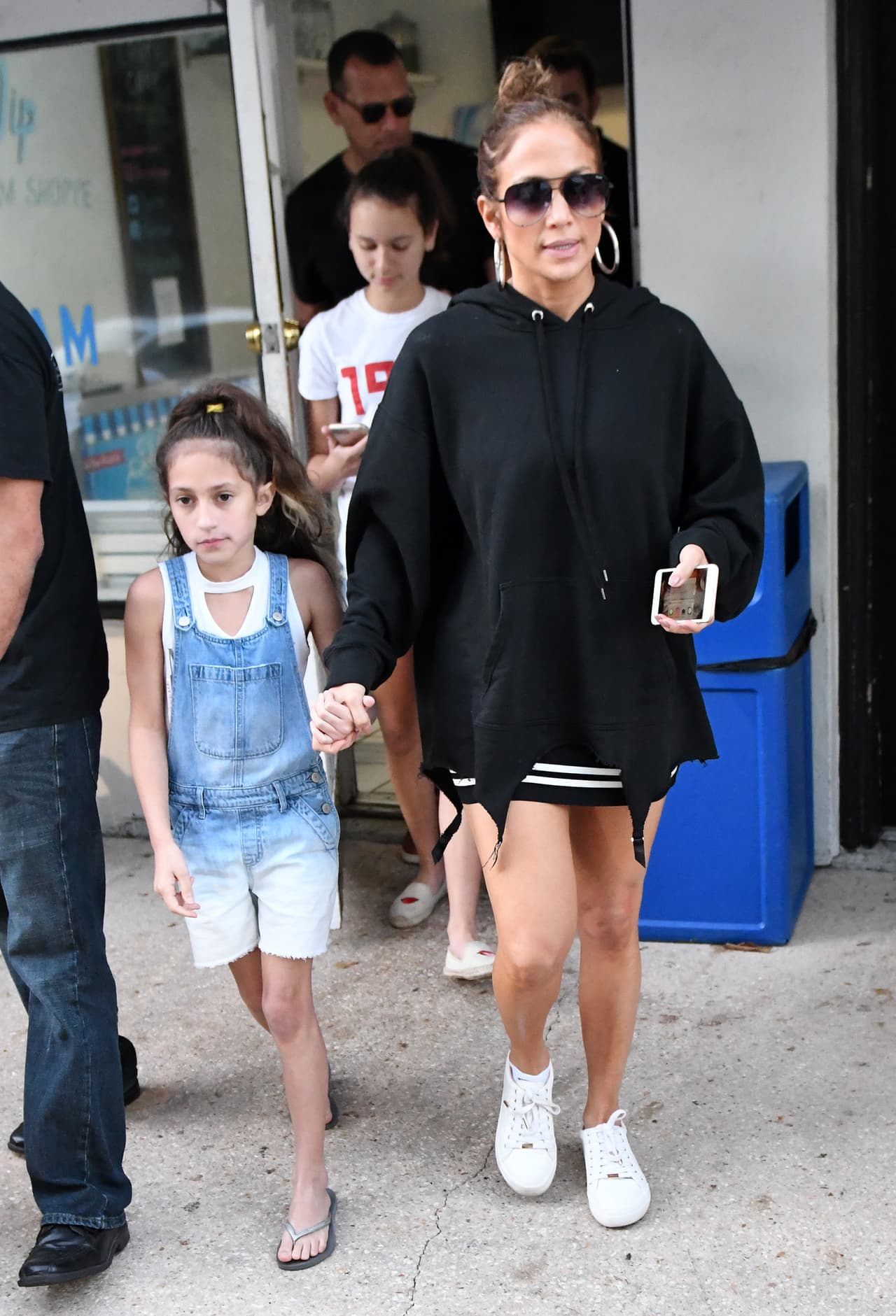 Fotos y recuerdos fue lo único que quedó de los mantecados.