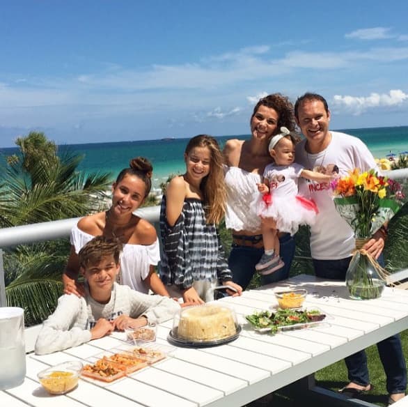 Y como él también es un papacito, Alan festejó este día tan especial con su hermosa familia.