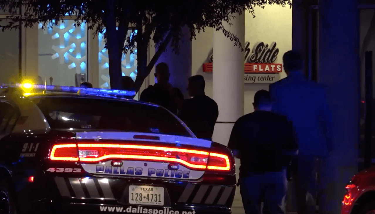 El 6 de septiembre, a cerca de las 10:00 pm, Botham Shem Jean murió baleado por una oficial en su apartamento en el complejo "South Side Flats", ubicado a cuadras de la sede del departamento de la policía de Dallas.