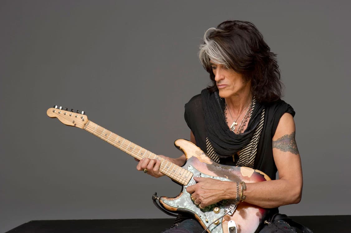 Joe Perry se agrega al elenco de Premio Lo Nuestro. El legendario guitarrista de Aerosmith, ahora le pondrá sabor latino a sus acordes.