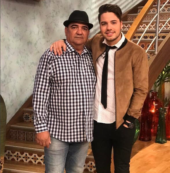 "Cuando dejas el rencor atrás y perdonas suceden cosas maravillosas. Gracias papá por estar aquí en este día tan especial" (Enero 10. 2017).