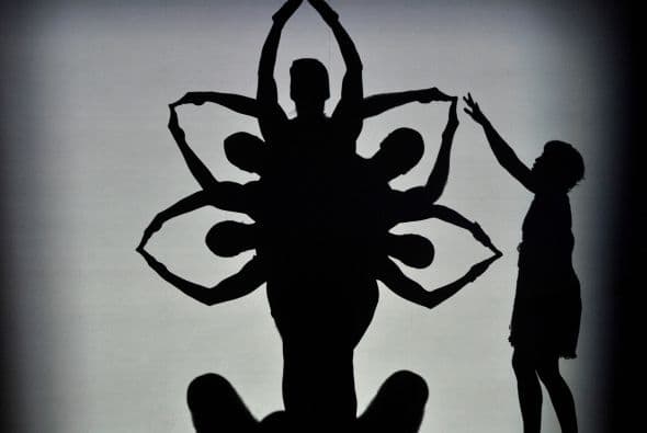 “Desde sus primeros años, las experiencias más puras de Pilobolus han comprendido una metamorfosis. Vemos tanto lo físico como la ilusión. Los cuerpos se convierten en imágenes y una imagen se convierte en otra de manera poética, de manera inexplicable”, señaló.