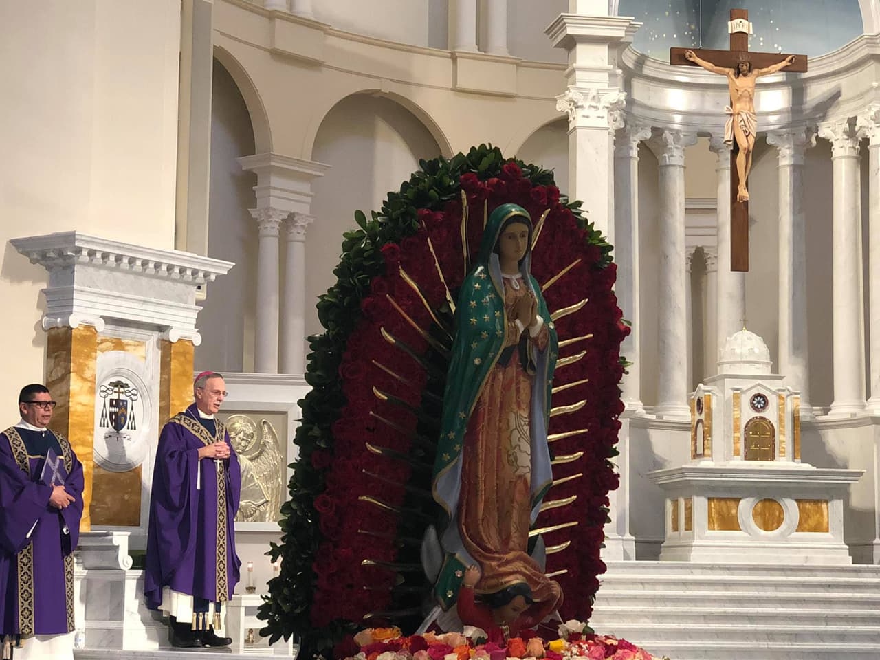 <b><a href="https://www.raleighcathedral.org/" target="_blank">Mass for the Feast of Our Lady of Guadalupe (11 de diciembre)</a></b>: Las celebraciones de la "Fiesta de Nuestra Señora de Guadalupe" darán inicio a las 8:30 p.m. con una serie de danzas y la representación de las apariciones. Posteriormente, el obispo celebrará la 'Misa por la Fiesta de Nuestra Señora de Guadalupe', a las 10:00 pm, en la catedral Holy Name of Jesus Cathedral de Raleigh.
<br>
<br>Cuando la misa termine, tendrán lugar las mañanitas a la virgen con Mariachi. Se anticipa que esto sea a la 1:00 a.m. 
<br>
<br>
<b>Dirección: 715 Nazareth St, Raleigh, NC, United States, North Carolina.</b>